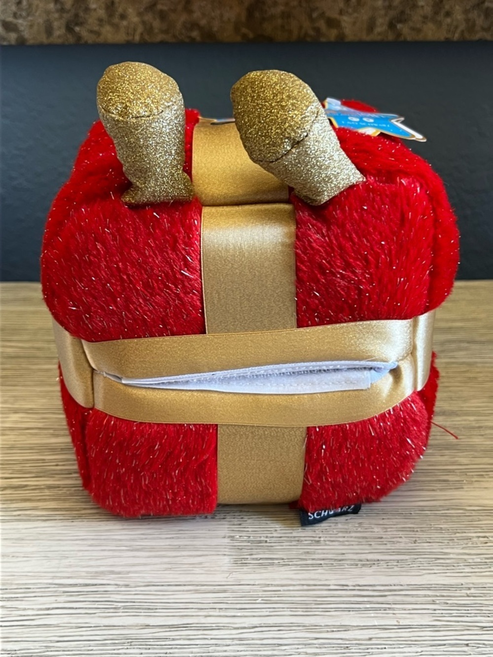 ๐ FAO Schwarz Red Plush Gift Cube with Gold Bow and Glitter Feet - Picture 3 of 4